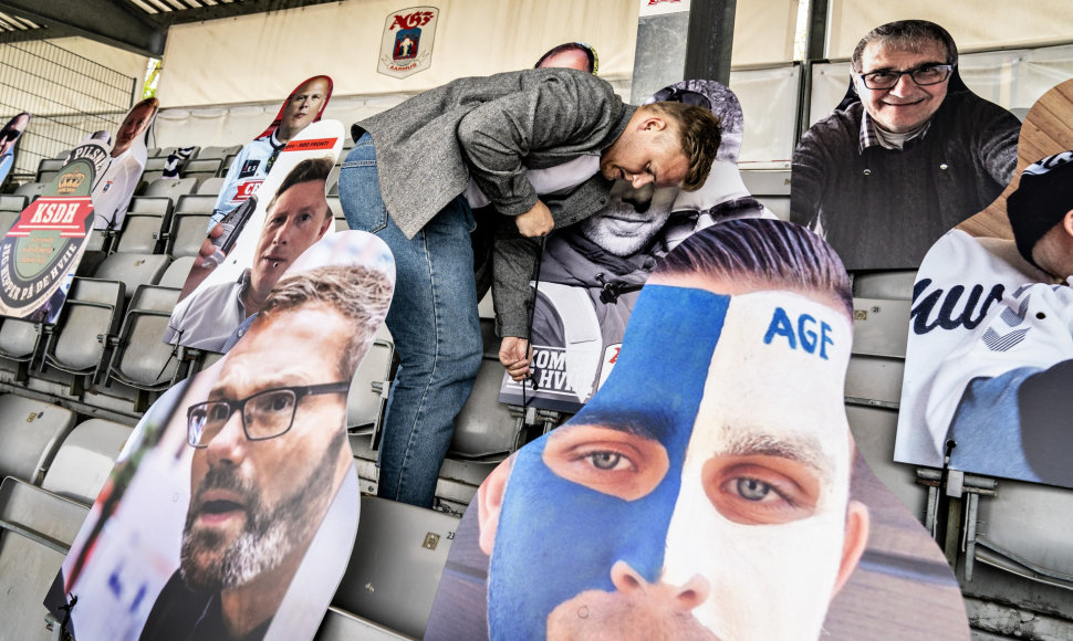 Orhuso „Ceres Park“ stadiono darbuotojai rengiasi Danijos futbolo lygos rungtynės.