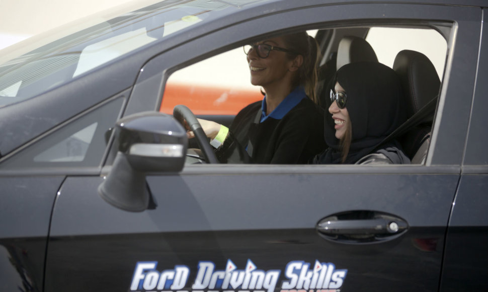 Saudo Arabijos moterys mokosi vairuoti