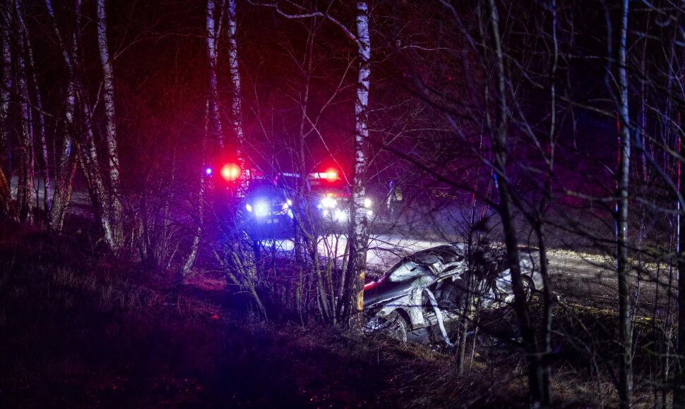 Policijos stabdomas BMW nestojo &ndash; nulėkė nuo kelio ir trenkėsi į medį: žuvo jaunas vairuotojas