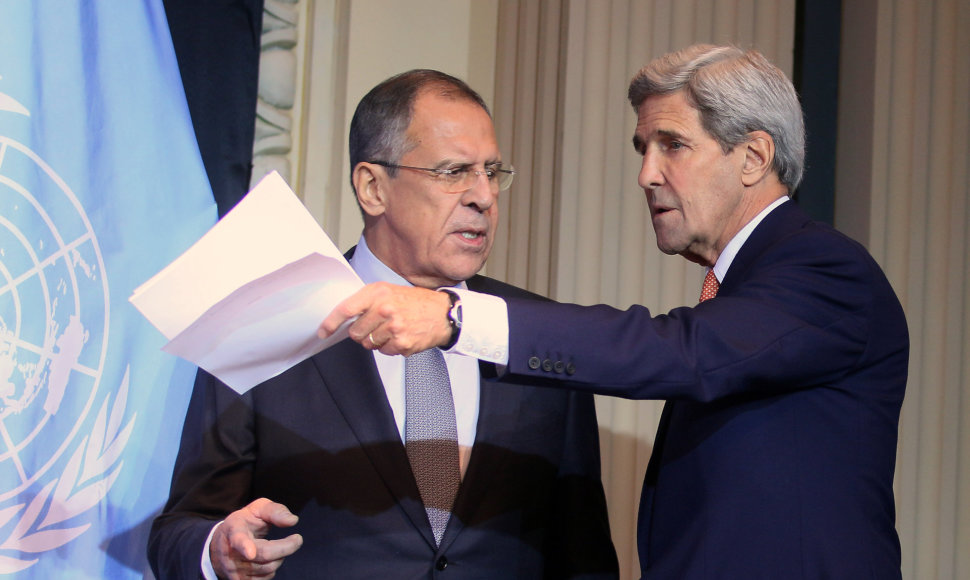 Sergejus Lavrovas (kairėje) ir Johnas Kerry