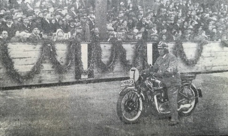 Klaipėda. Naujo dviračių treko atidarymo šventė. Motociklininkas ruošiasi startui. 1933.10.04 „Memelerdampfboot“.