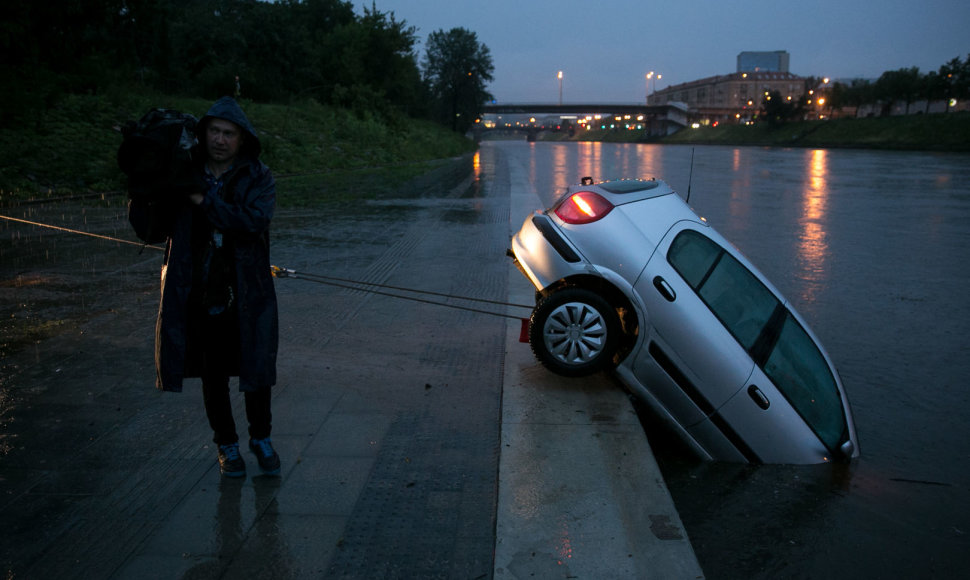 Į Nerį nuslydo automobilis