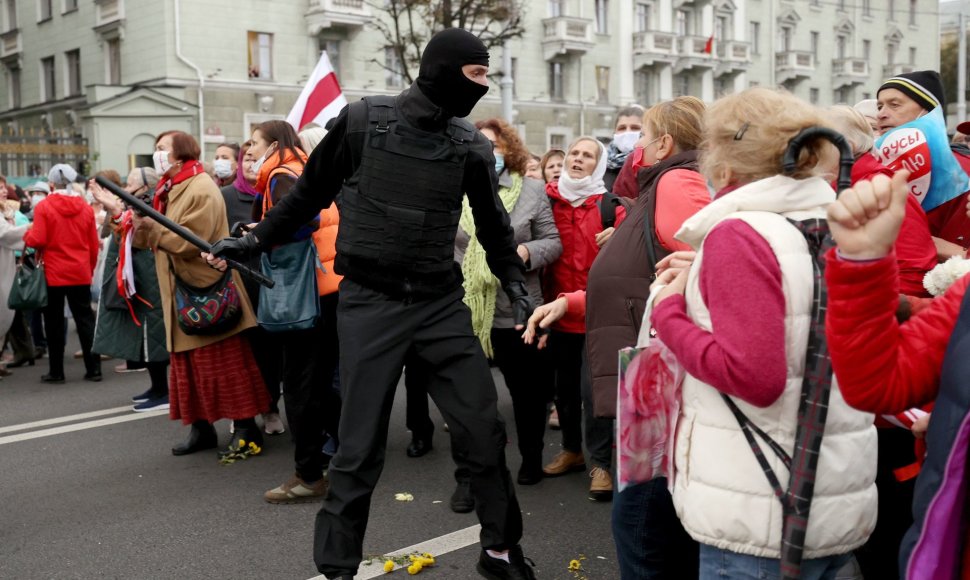 Pareigūnas ir protestuotojos Minske