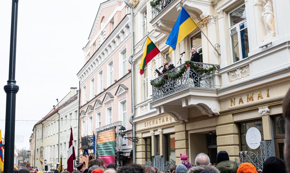 Vasario 16-osios minėjimas prie Lietuvos nepriklausomybės signatarų namų / BNS nuotr.