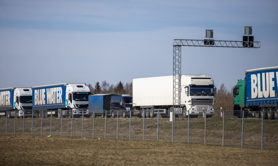Sunkvežimiai prie Medininkų pasienio posto laukia leidimo įvažiuoti į Baltarusiją