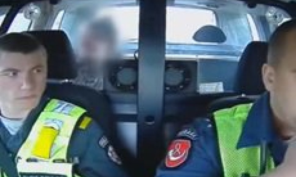 Kelyje sunegalavusi jurbarkietė skubiai medikams pristatyta policijos automobiliu 