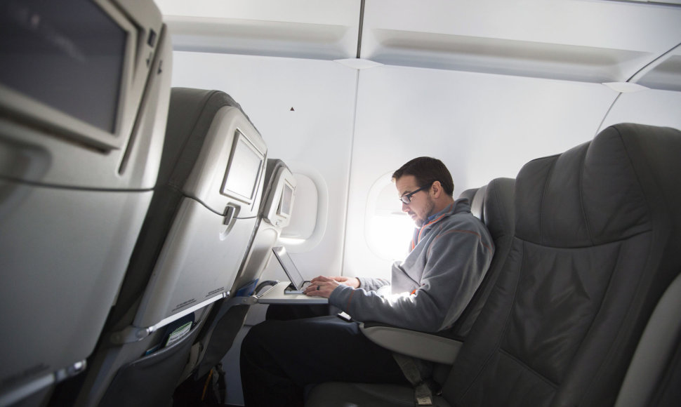 Svarstoma uždrausti įsinešti nešiojamuosius kompiuterius į lėktuvų salonus