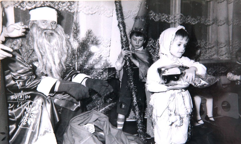 5-erių Edvardas Žičkus darželio Naujų metų šventėje vilkėjo zuikio kostiumą