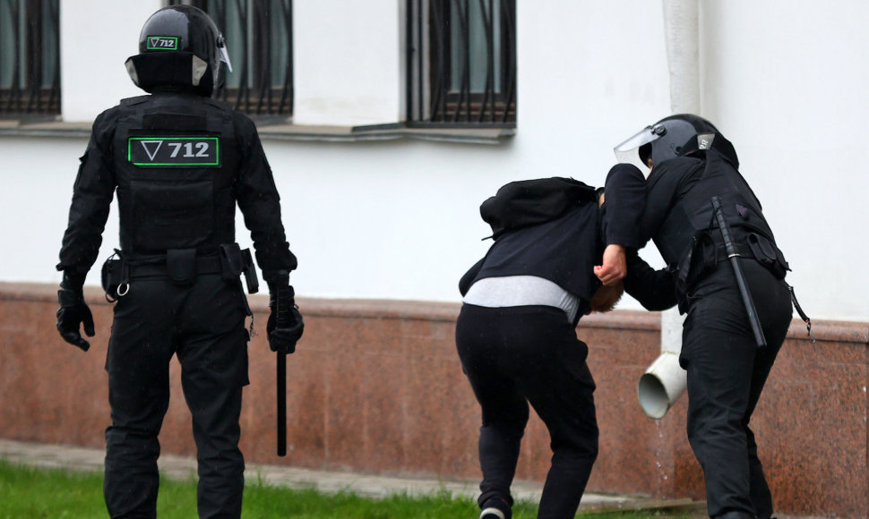 Baltarusijos milicija sulaiko protestuotojus.