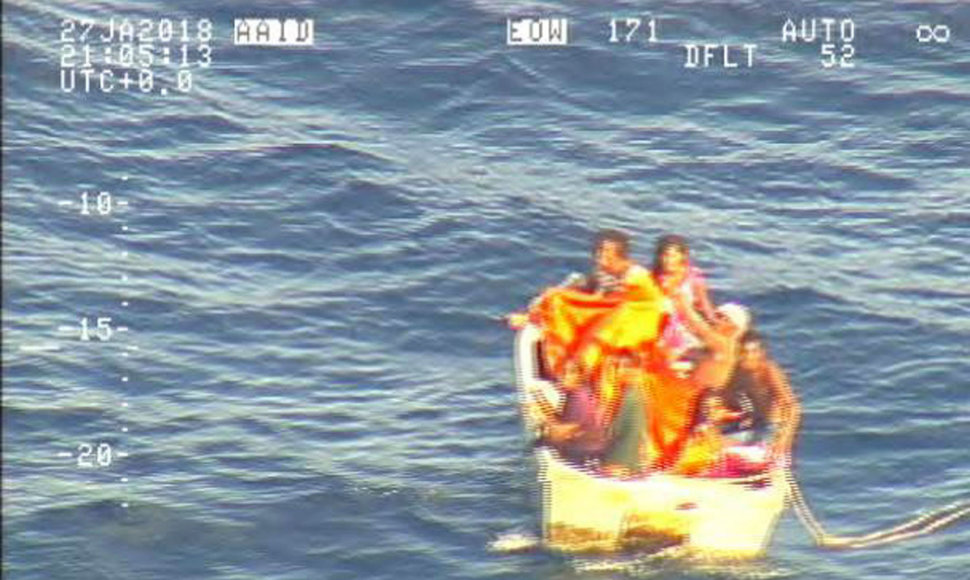 Iš nuskendusio kelto „MV Butiraoi“ išsigelbėję žmonės
