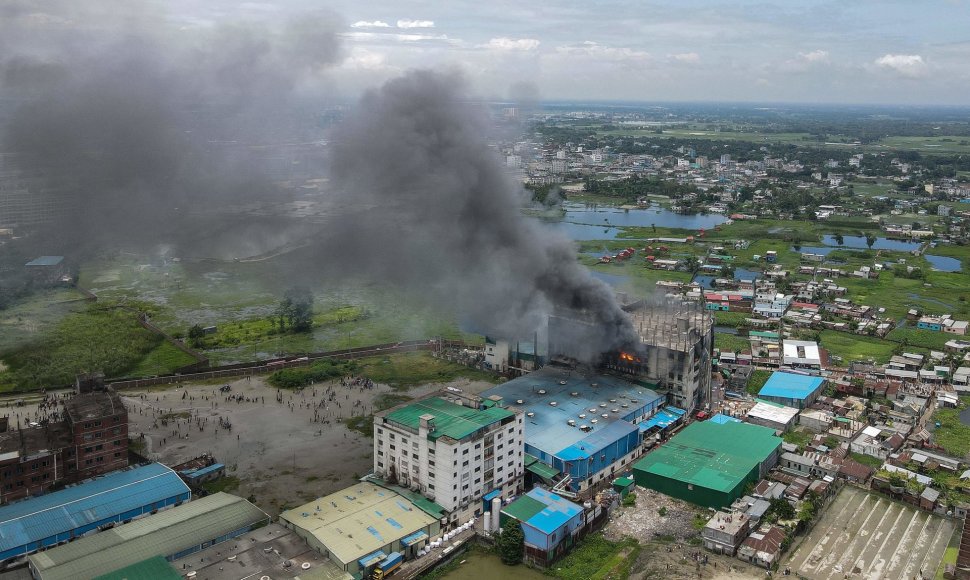 Per gaisrą maisto fabrike Bangladeše žuvo 52 žmonės 