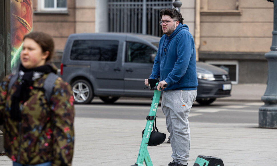 Vilniečiai paspirtukininkai be šalmų