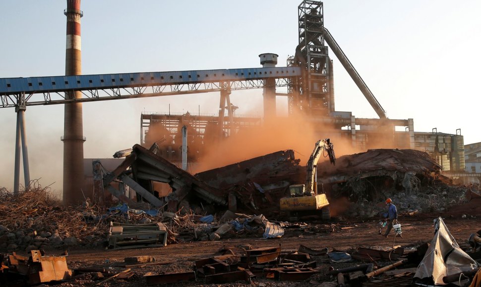 Kinijoje nugriauta apleista plieno ir geležies apdirbimo gamykla