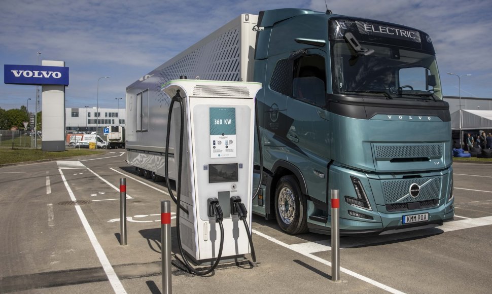 „Volvo“ sunkvežimių centre Kaune oficialiai atidaryta 360 kW įkrovimo stotelė 