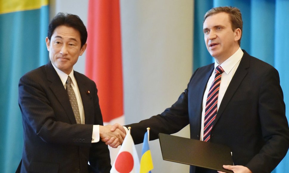 Pavelas Šeremeta kartu su Japonijos užsienio reikalų ministru Fumio Kishida