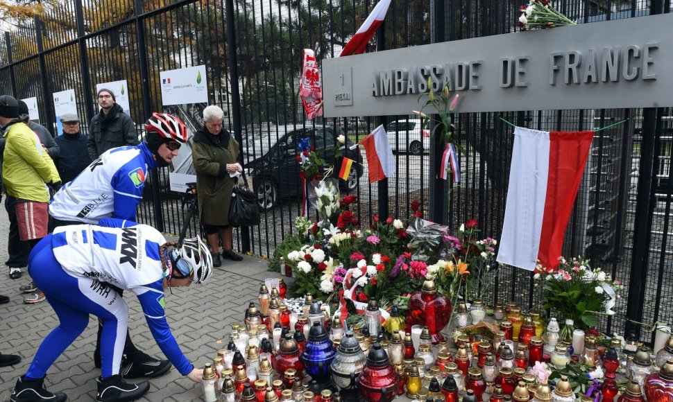 Lenkai pagerbia aukas prie Prancūzijos ambasados Varšuvoje