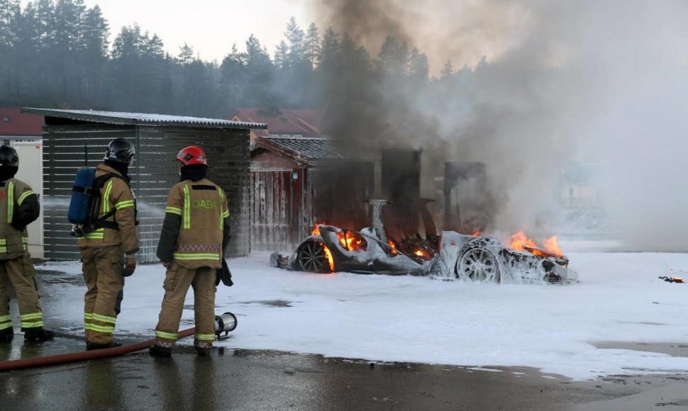 Norvegijoje sudegė „Tesla Model S“