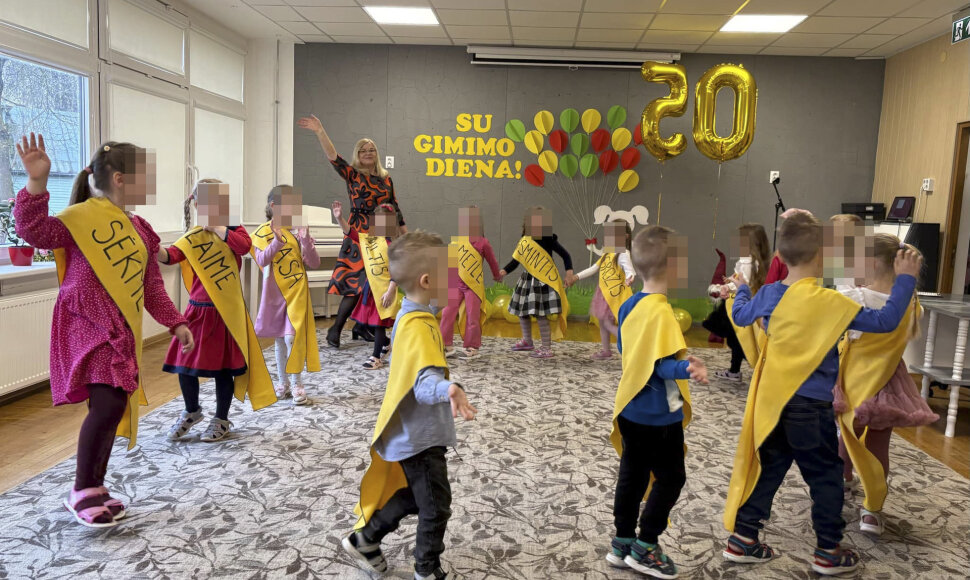 Kur&scaron;ėnų lop&scaron;elio-darželio &bdquo;Nyk&scaron;tukas&ldquo; auklėtiniai direktorės jubiliejaus &scaron;ventėje