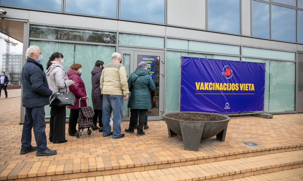 Eilė prie vakcinacijos centro Vilniuje miesto savivaldybėje 