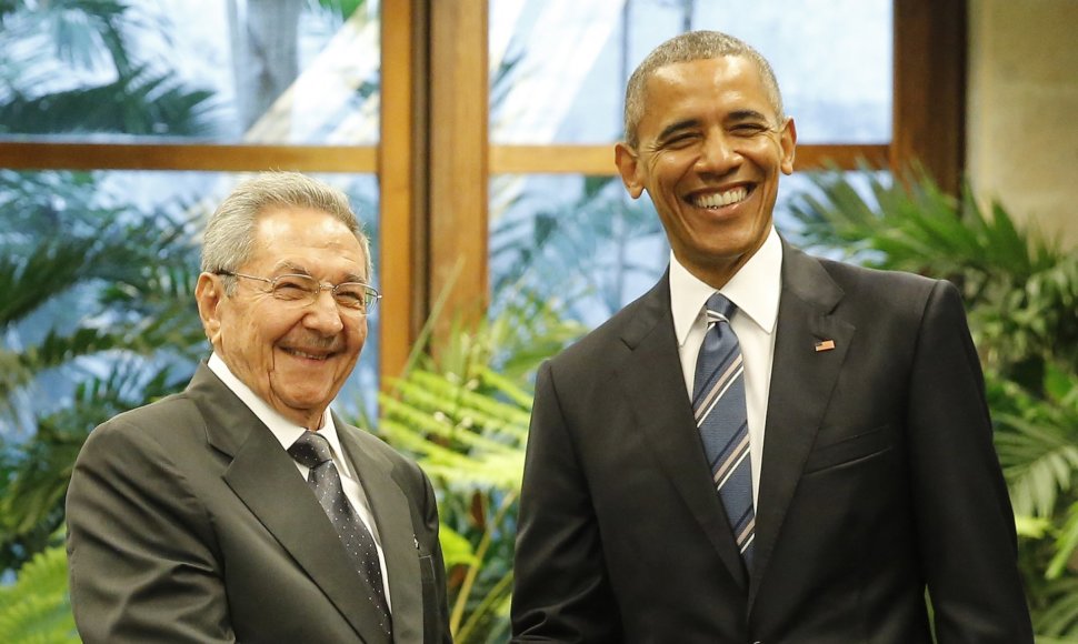 Barackas Obama paspaudė ranką Kubos prezidentui.