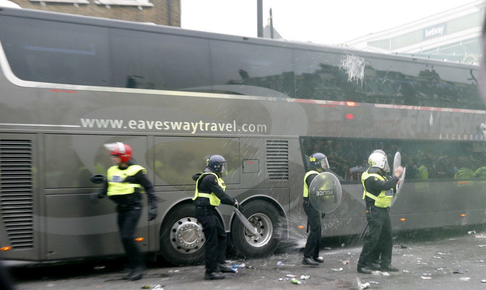 Užpultas „Manchester United“ autobusas su žaidėjais