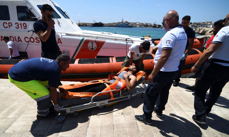 Iš gelbėtojų laivo iššokęs migrantas