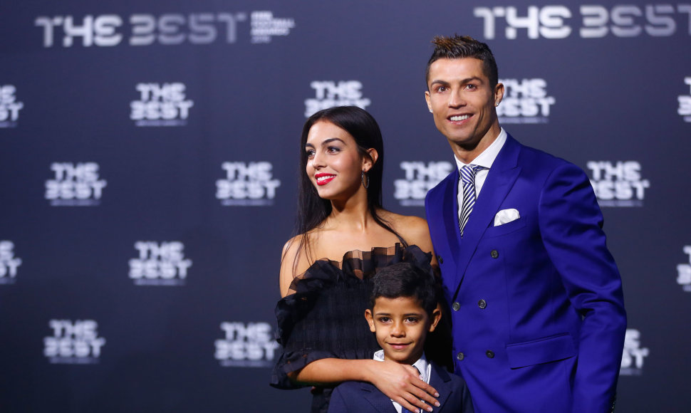 Cristiano Ronaldo su Georgina Rodriguez ir sūnumi
