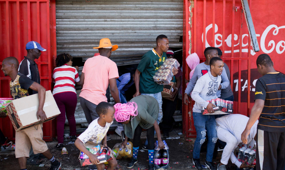 Riaušininkai Johanesburge plėšia parduotuves.