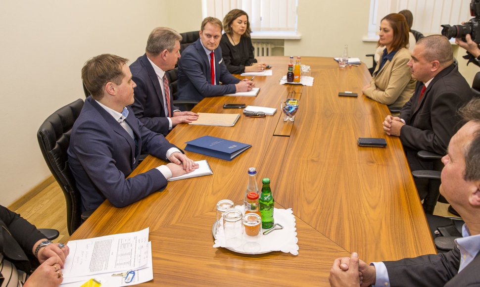 Susisiekimo ministras J. Narkevičius susitinka su pašto profesinėmis sąjungomis