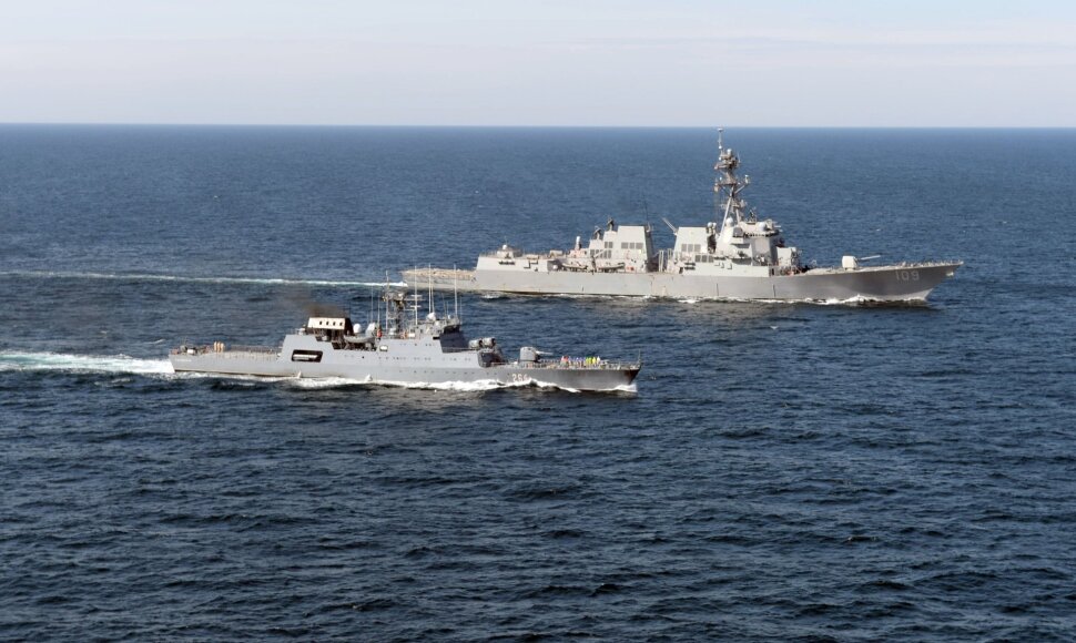 JAV karo laivas „USS Jason Dunham“ (dešinėje)
