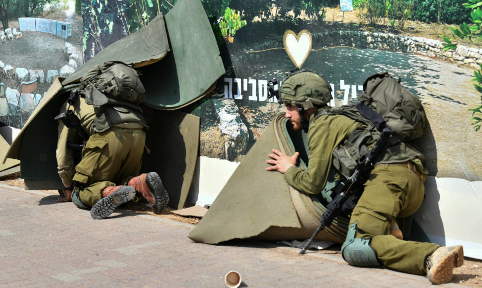 Izraelio kariai slepiasi nuo raketų per oro pavojaus signalą
