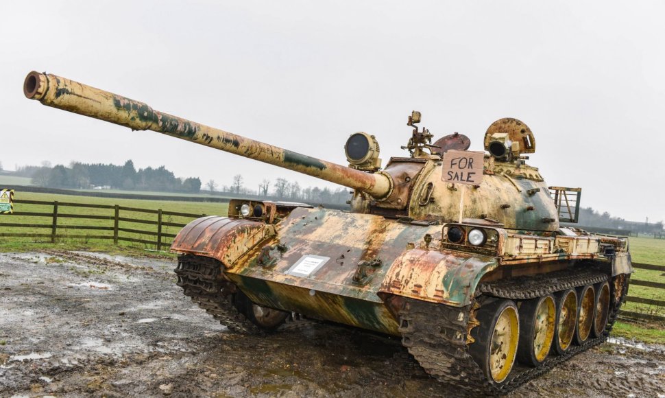 Britas, nuo paauglystės restauravęs karinę techniką, parduoda kinišką tanką
