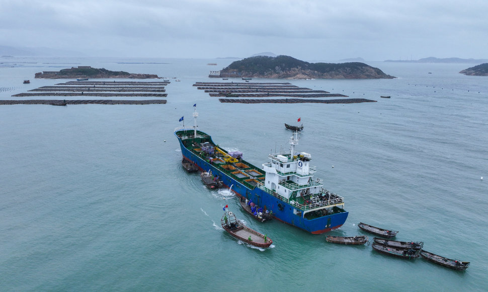Kinija pradėjo kurti kelis naujus žemės plotus ginčijamoje Pietų Kinijos jūroje
