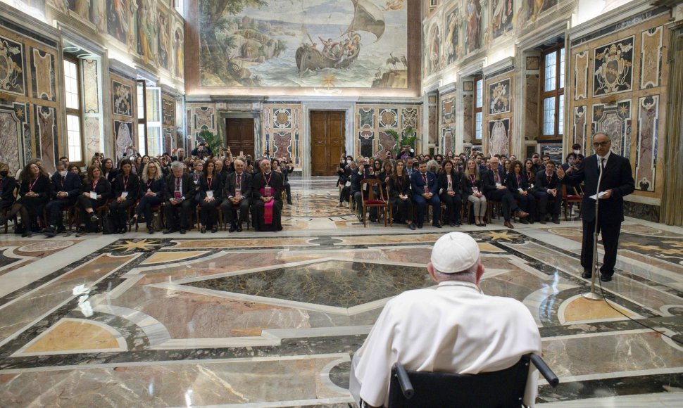 Popiežius pranciškus vežimėlyje
