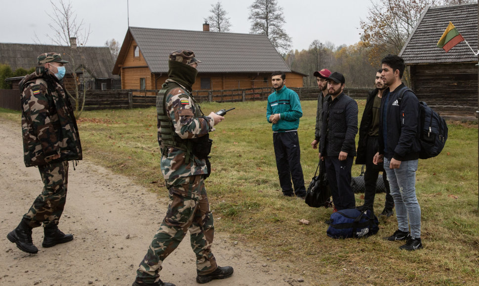 Musteikos kaime (Varėnos raj.) pasieniečiai sulaiko neteisėtai sieną kirtusius migrantus. Netrukus jie bus išstumti atgal į Baltarusijos teritoriją. 