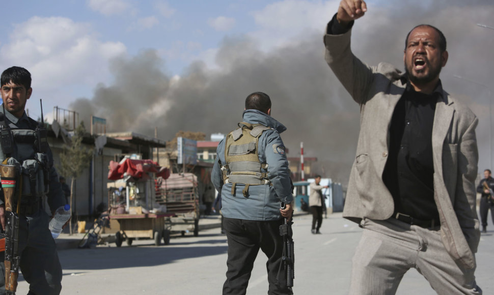 Kabulą drebino savižudžių išpuoliai