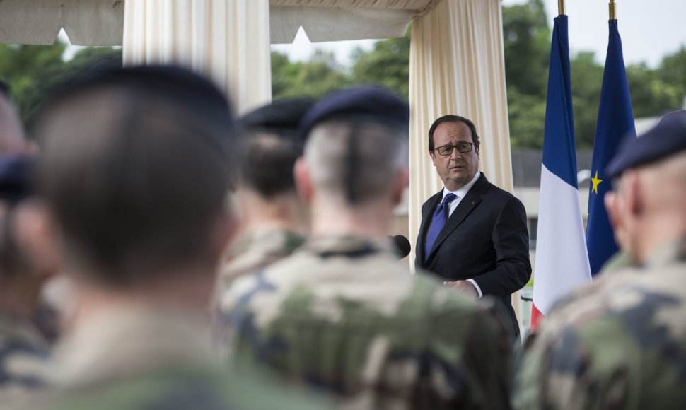Francois Hollande'as tarp Prancūzijos karių