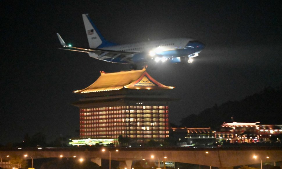 Taibėjuje besileidžiantis Nancy Pelosi lėktuvas