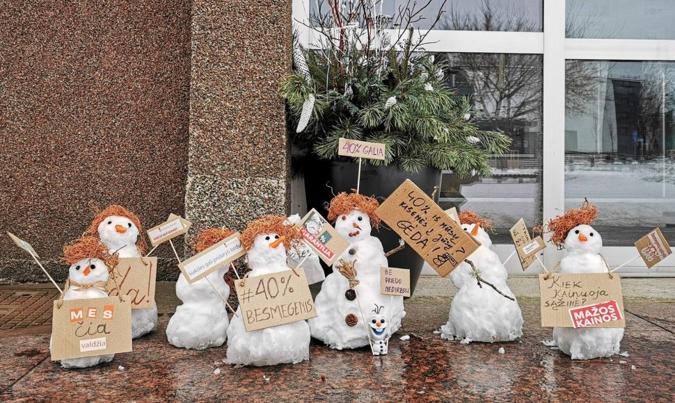 Pirmadienio rytą Klaipėdos rajono savivaldybės valdininkus pasitiko besmegenių protestas.