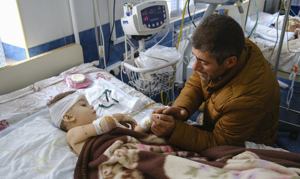 Tėvas kalbasi su karinio konflikto metu sužeistu sūnumi