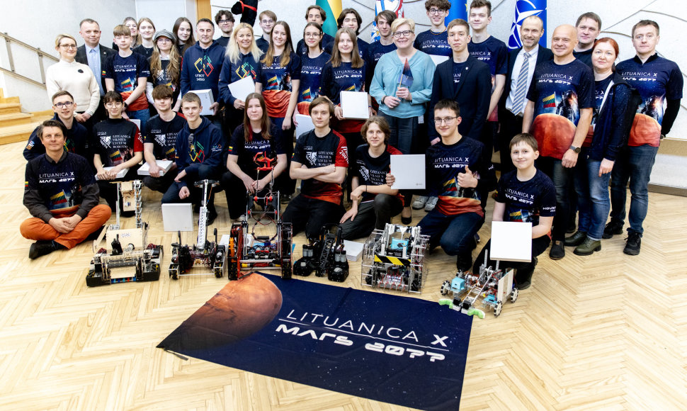 Premjerė susitiko su keturių Lietuvos mokinių robotikos komandų nariais