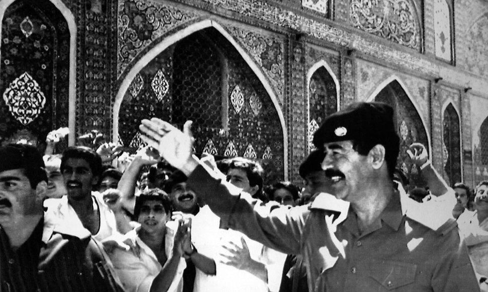 Saddamas Husseinas sveikinasi su džiūgaujančia minia. (1988 m.)