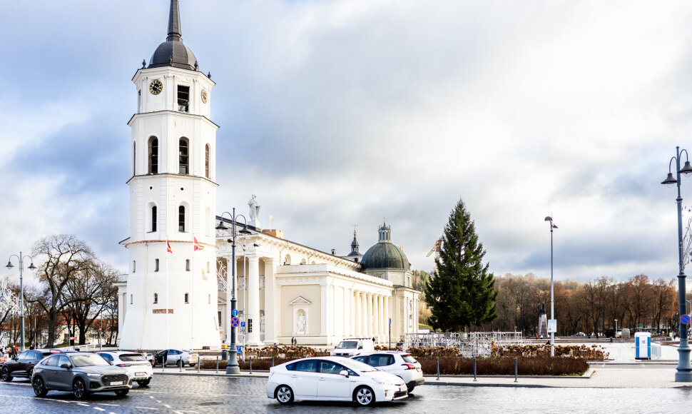 Vilniaus Kalėdų eglė jau Katedros aikštėje
