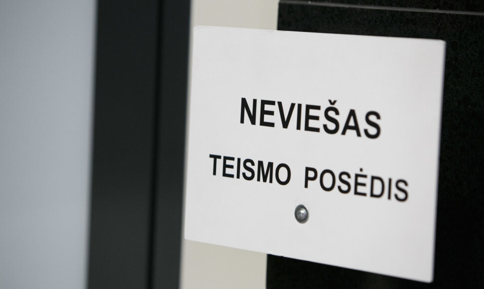 Neviešas teismo posėdis