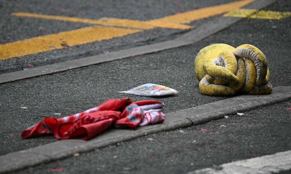 Liverpulio fanų atributika po nelaimės / PAUL ELLIS / AFP