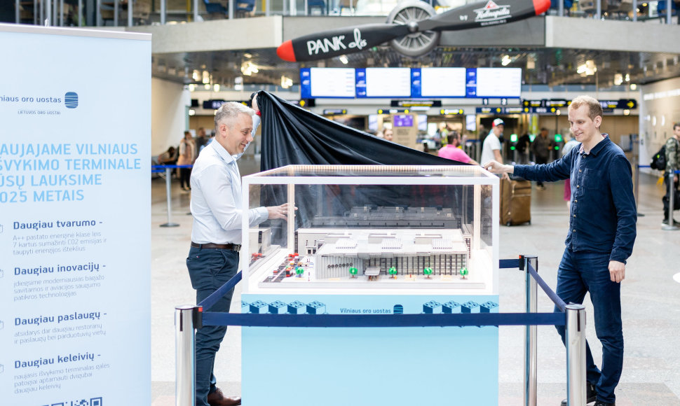 Vilniaus oro uosto išvykimo salėje atidengta nauja instaliacija