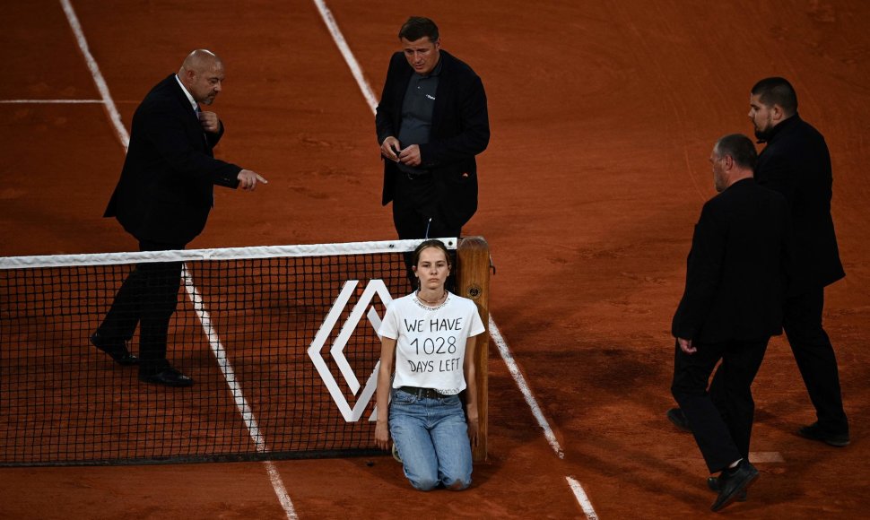 Protestantė „Roland Garros“ pusfinalyje