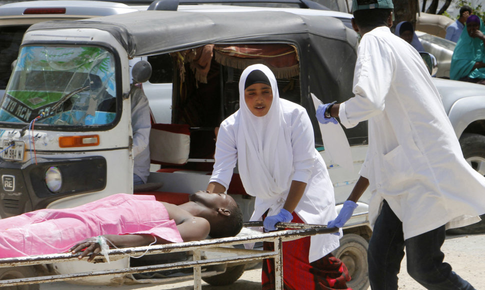 Po sprogimo Mogadiše į ligoninę gabenami sužeistieji. 