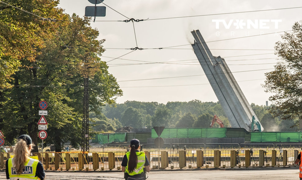 Rygoje griuvo paskutinė sovietinio monumento dalis