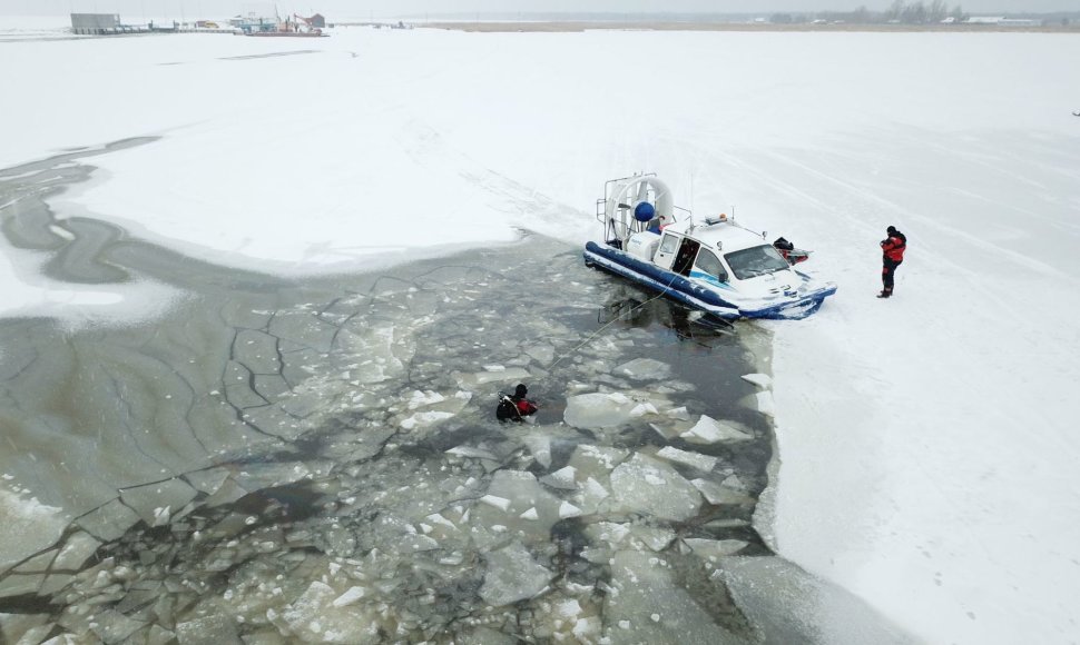 Estijoje nuskendo ant jūros ledo užvažiavęs mikroautobusas